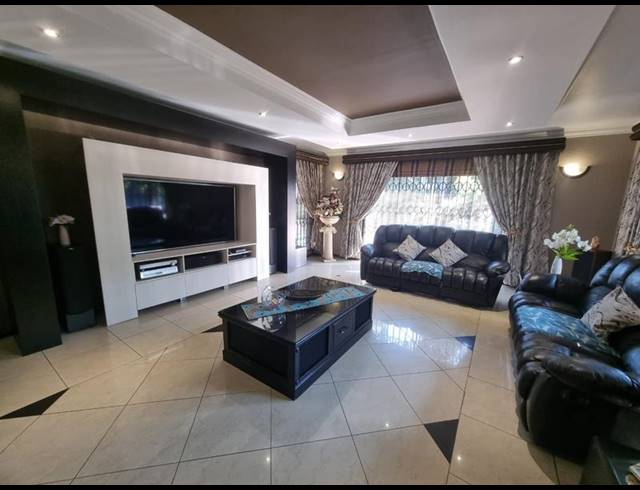 4 BEDROOM HOUSE FOR SALE IN FLORENTIA